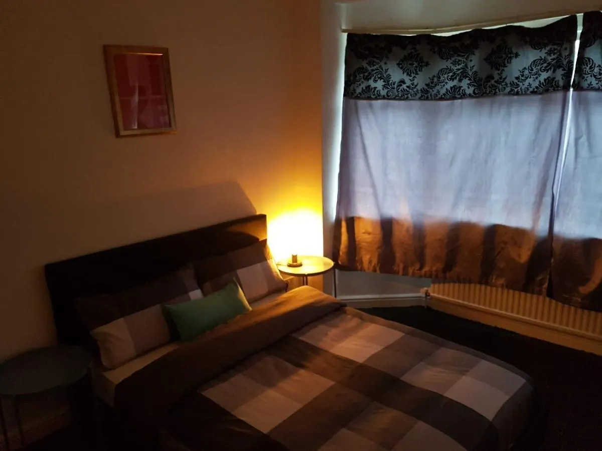 Budget House In Gants Hill Bed & Breakfast Ilford