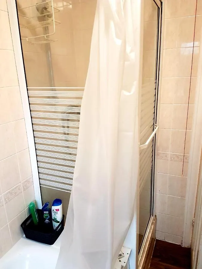 Budget House In Gants Hill Bed & Breakfast Ilford