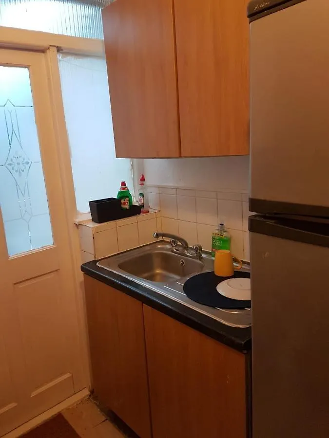Budget House In Gants Hill Bed & Breakfast Ilford